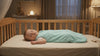 Bebé descansando en la cuna con el saco de dormir Nuvello